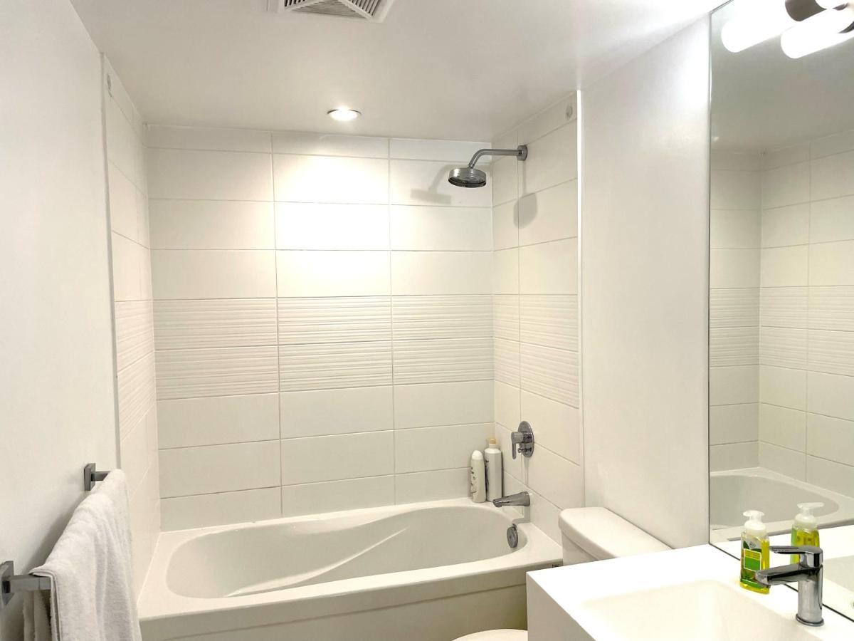 Three-Bedroom Condo With Free Parking Nearby Cn Tower With Lake View Toronto Buitenkant foto