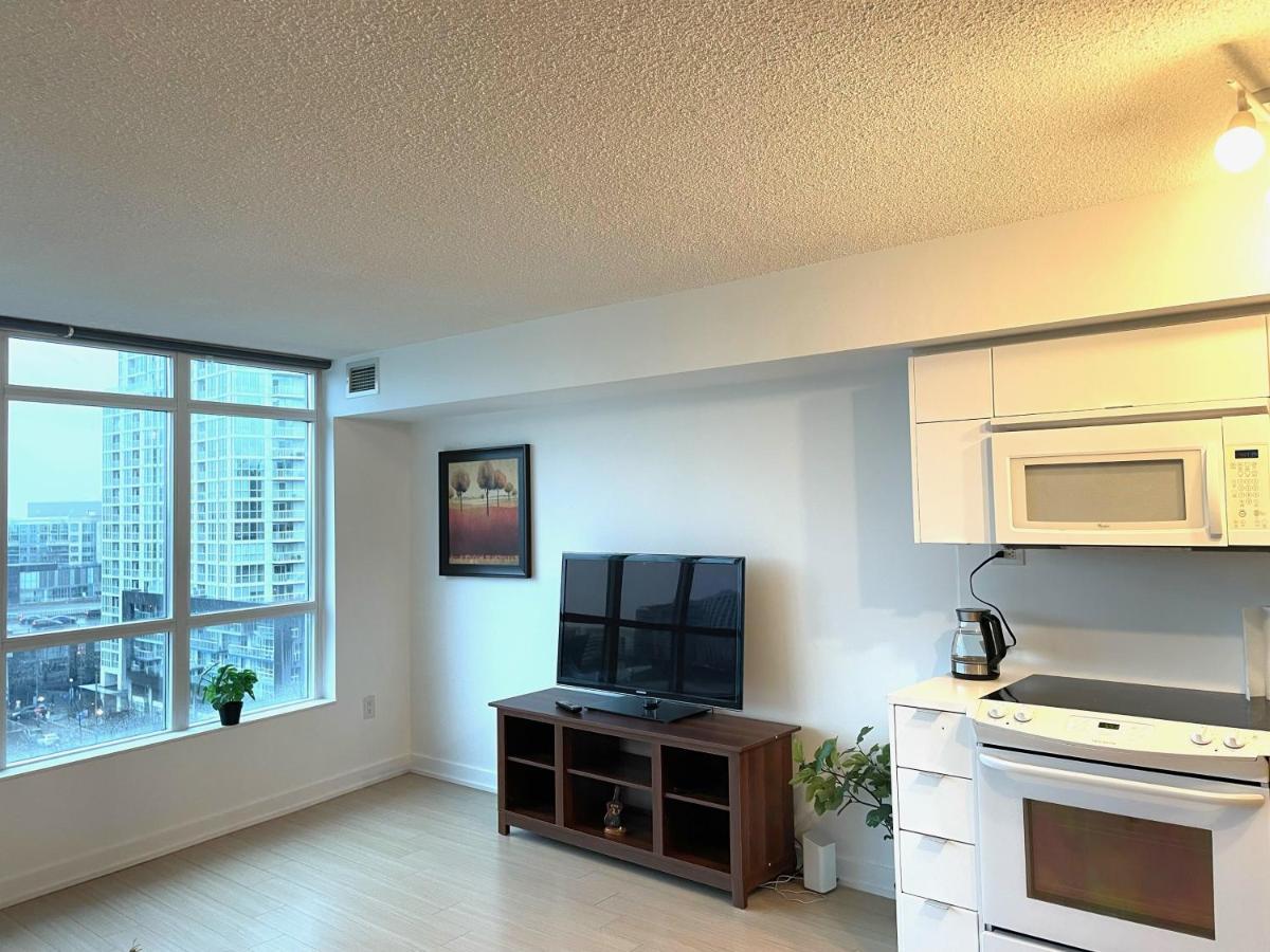 Three-Bedroom Condo With Free Parking Nearby Cn Tower With Lake View Toronto Buitenkant foto