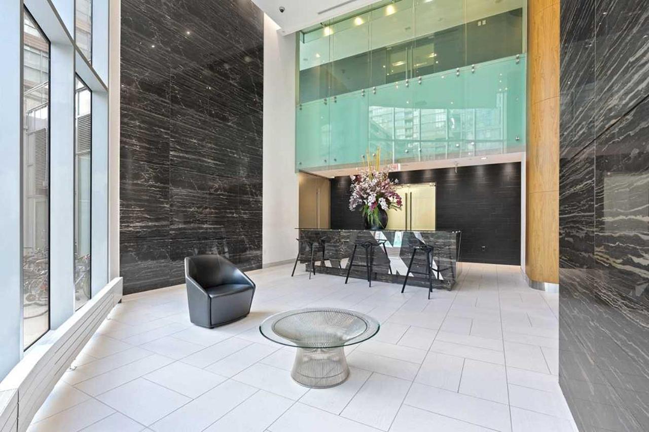 Three-Bedroom Condo With Free Parking Nearby Cn Tower With Lake View Toronto Buitenkant foto