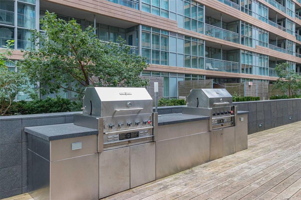 Three-Bedroom Condo With Free Parking Nearby Cn Tower With Lake View Toronto Buitenkant foto