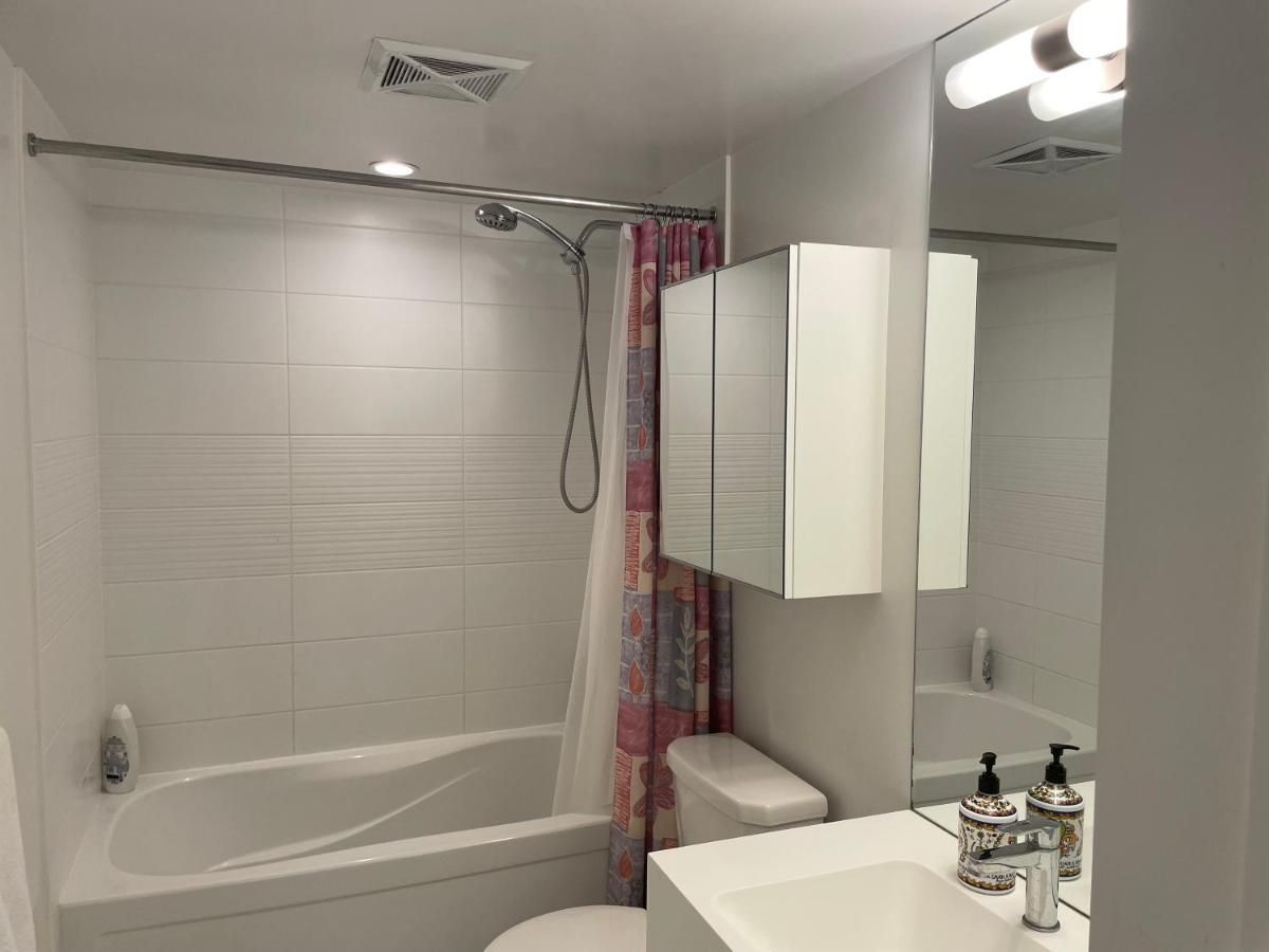 Three-Bedroom Condo With Free Parking Nearby Cn Tower With Lake View Toronto Buitenkant foto